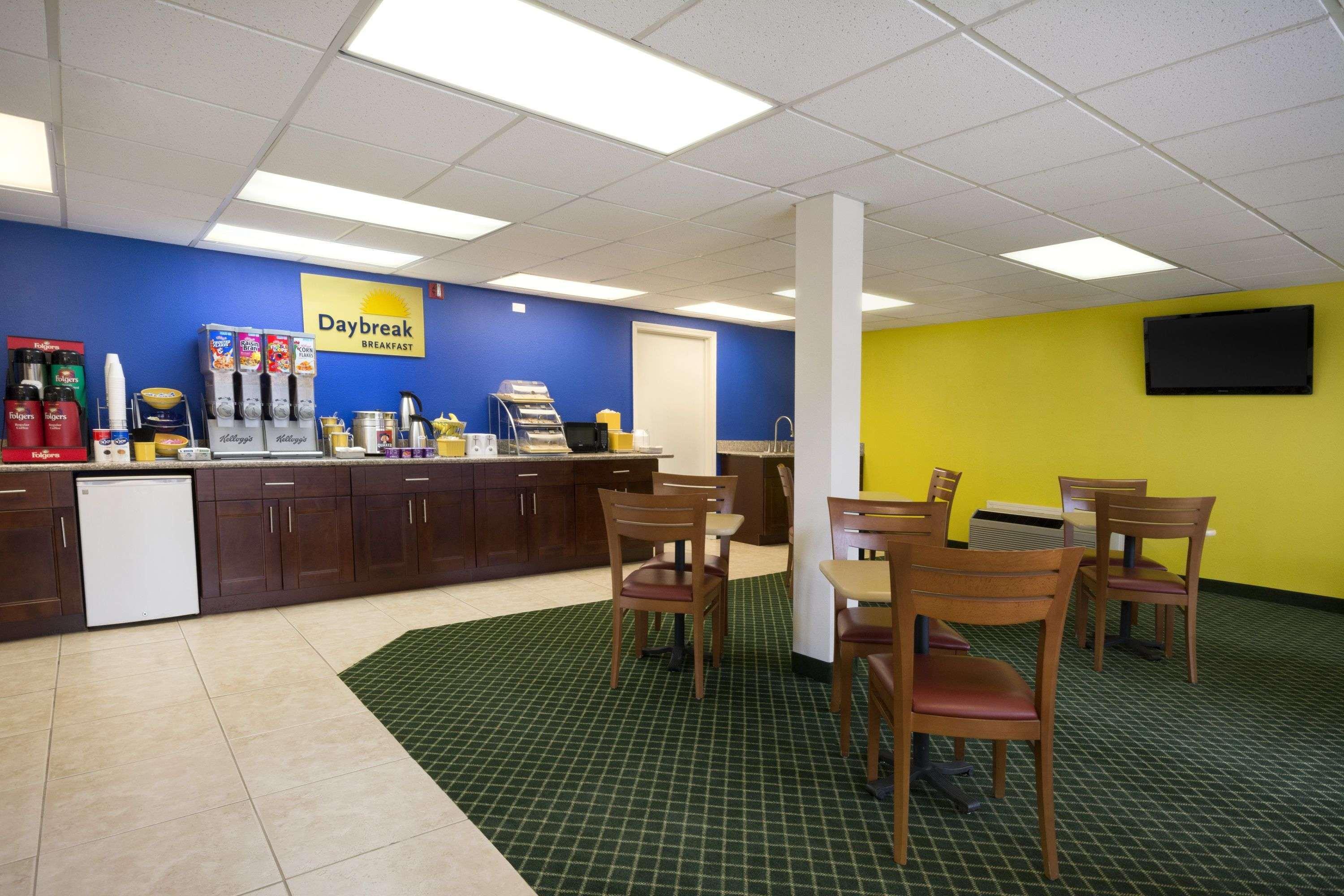 Days Inn By Wyndham Alma Bagian luar foto