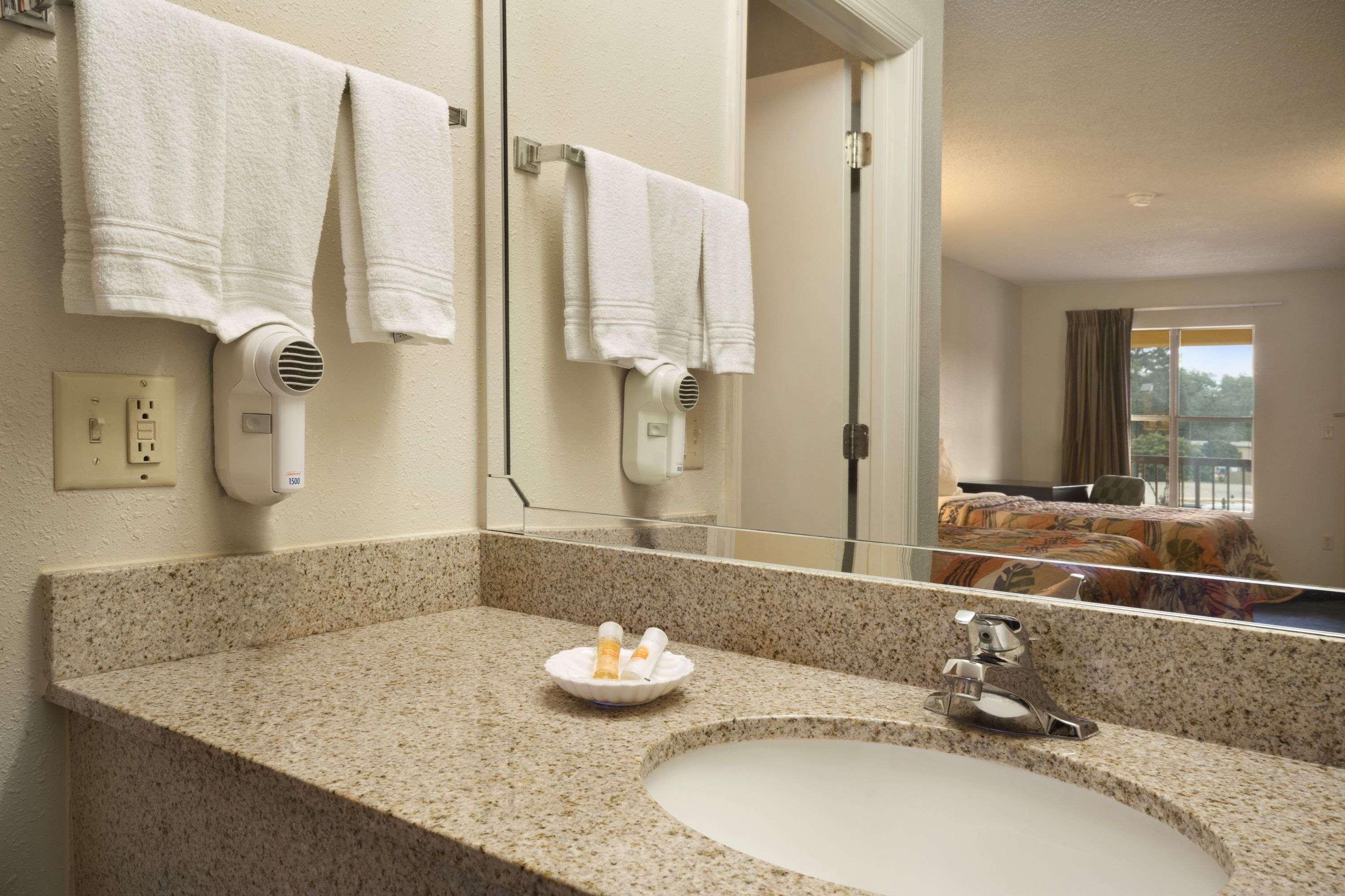 Days Inn By Wyndham Alma Bagian luar foto